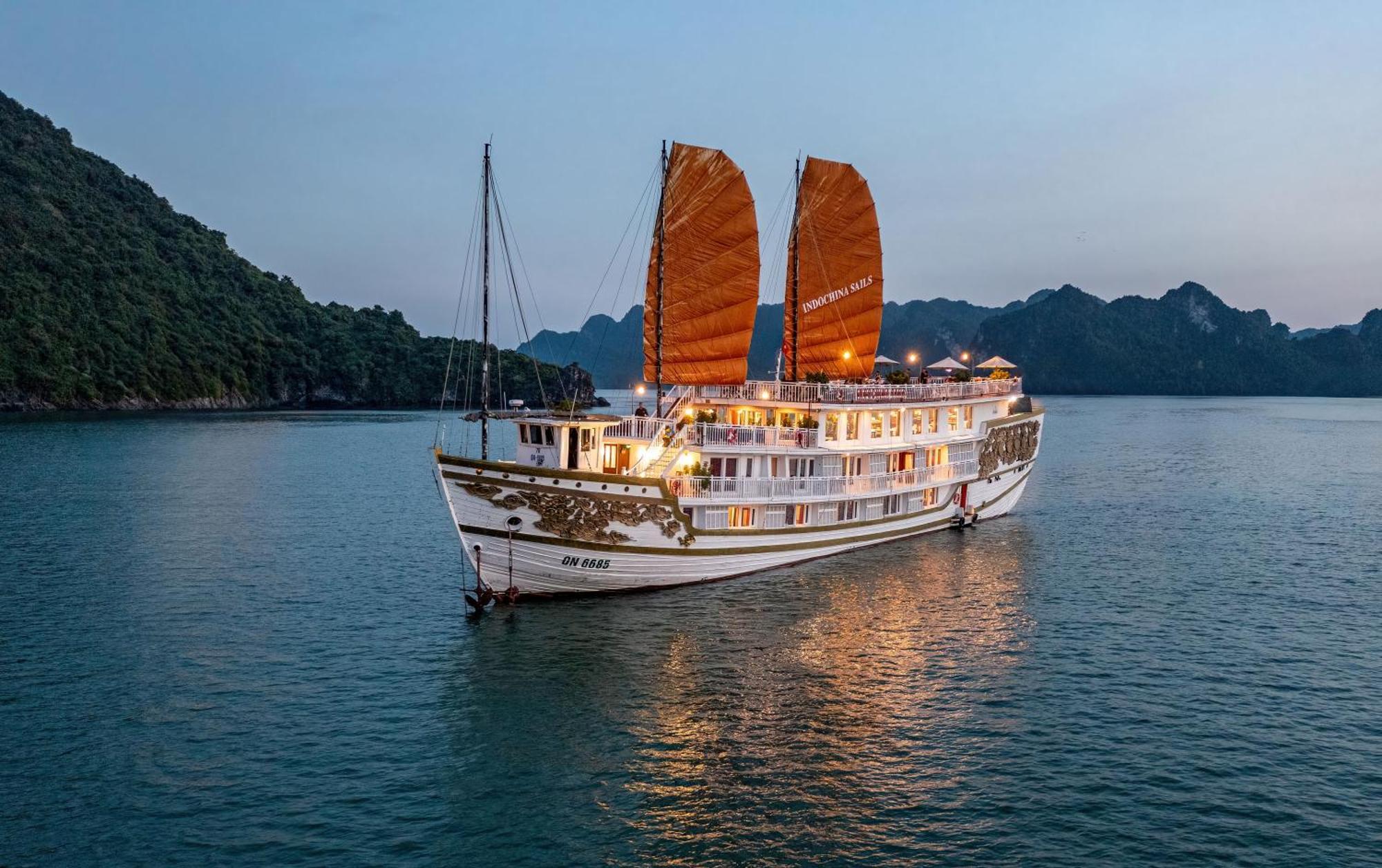 Hotel Indochina Sails Ha Long Esterno foto
