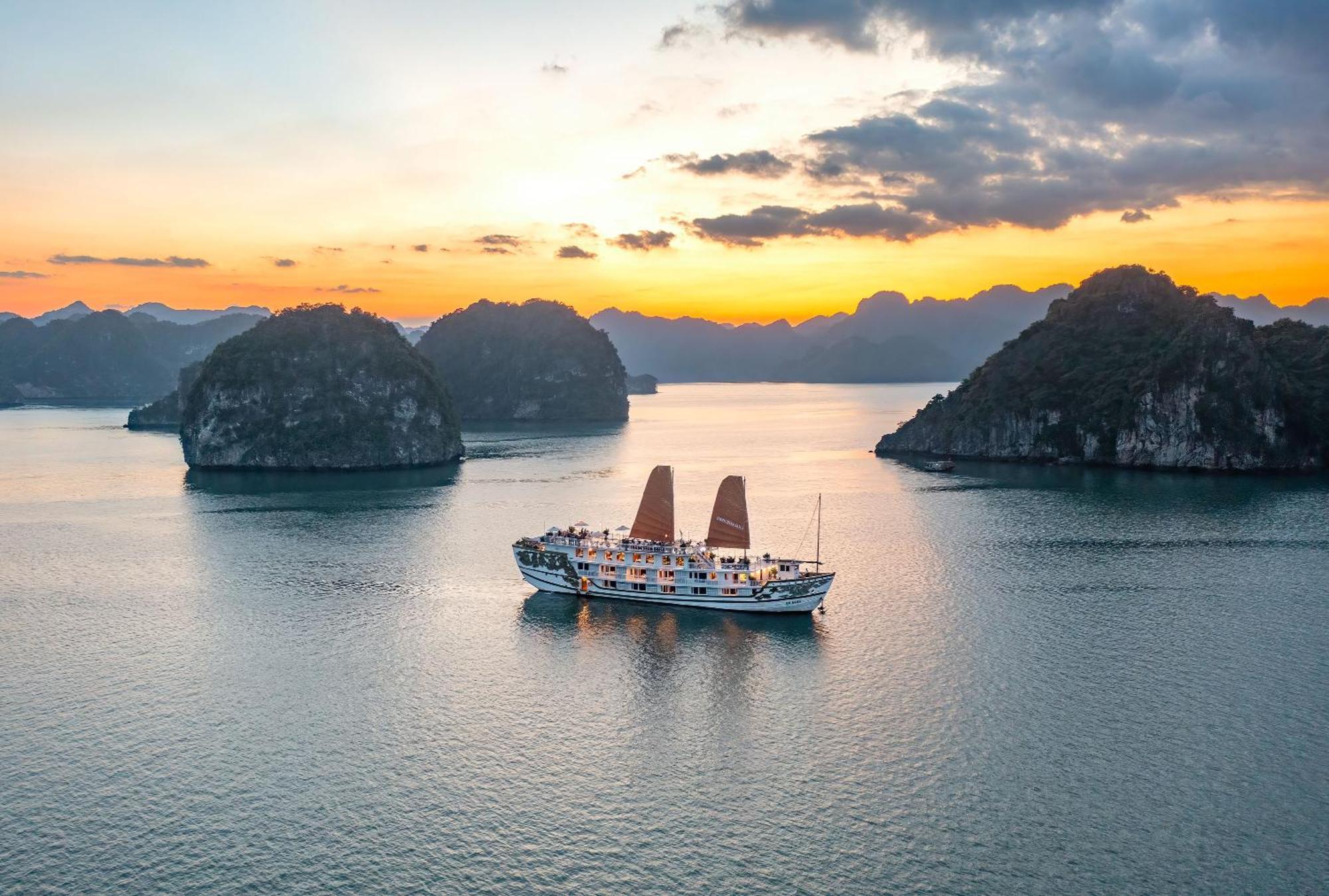 Hotel Indochina Sails Ha Long Esterno foto