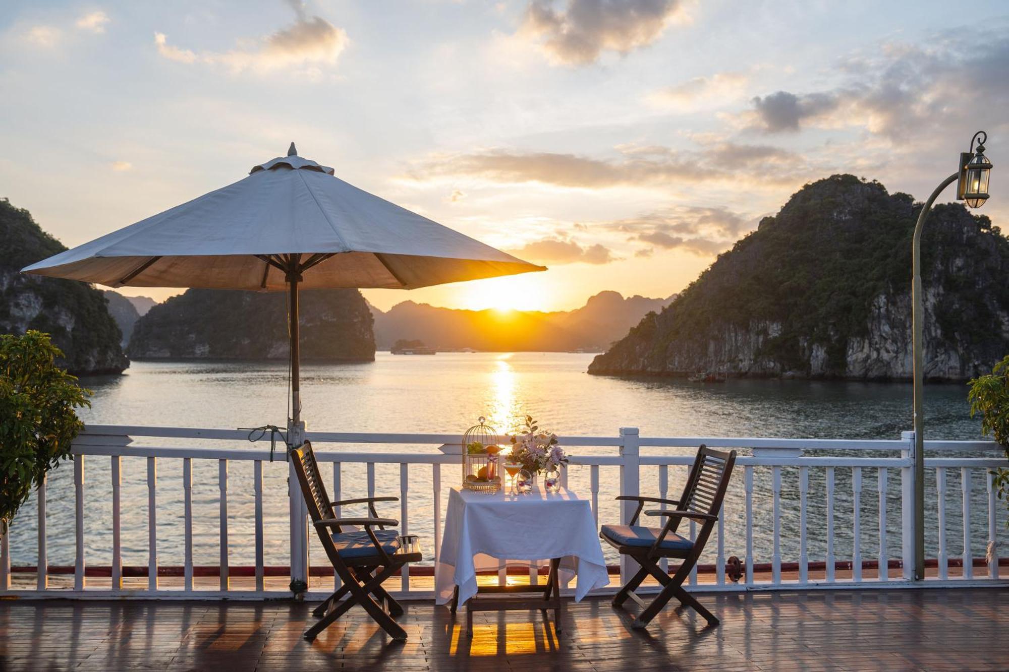 Hotel Indochina Sails Ha Long Esterno foto